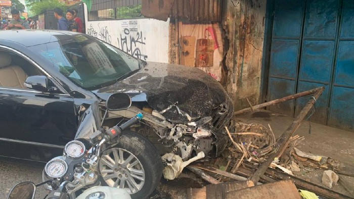 Mobil Sedan Tabrak Motor dan Warung di Bekasi, 8 Orang Jadi Korban