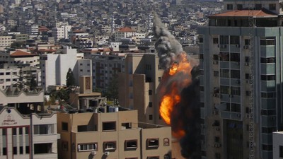 Momen Kantor Berita AP dan Al Jazeera Hancur Dirudal Israel