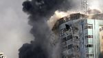 Momen Kantor Berita AP dan Al Jazeera Hancur Dirudal Israel