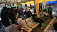 Warga tiba di Terminal Kalideres, Jakarta Barat, seusai berlebaran di kampung halaman.