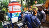 Mereka yang baru tiba langsung dites antigen. Mereka terlebih dahulu diminta mencuci tangan.
