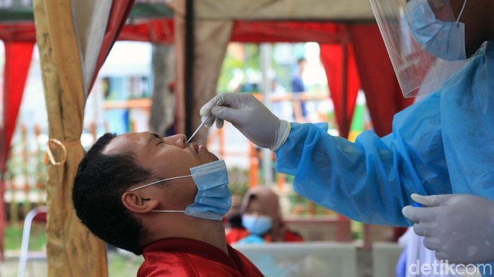 Momen Pemudik Tes Antigen di Terminal Kalideres Sejumlah pemudik tiba di Terminal Kalideres, Jakarta Barat, Senin (17/5/2021). Mereka langsung dites swab antigen.