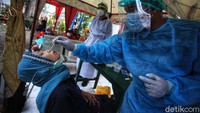 Petugas melakukan tes swab antigen kepada para pemudik yang tiba di Terminal Kalideres, Jakarta Barat, Senin (17/5/2021).