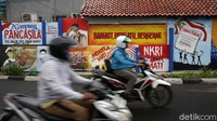 Gambar Jenderal Besar Soedirman hingga Bung Tomo yang tengah berorasi terpampang dilukis pada dinding yang tepat berada di tepi jalan.