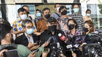 Novel dan pegawai KPK lainnya menduga Indriyanto melakukan pelanggaran etik. Dia menyebut Indriyanto melanggar etik saat mengikuti hal yang bersifat operasional seperti mengikuti konferensi pers bersama Ketua KPK Firli Bahuri.