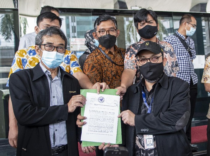 Novel Baswedan dan 74 pegawai KPK yang dinonaktifkan laporkan anggota Dewas KPK Prof Indriyanto Seno Adji (ISA). Dia dilaporkan karena diduga melanggar etik.