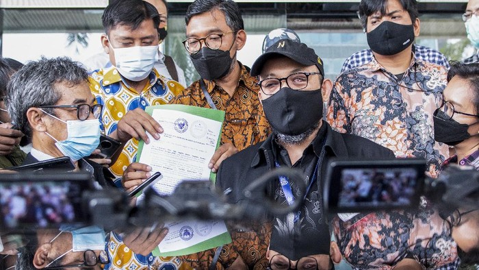Novel Baswedan dan 74 pegawai KPK yang dinonaktifkan laporkan anggota Dewas KPK Prof Indriyanto Seno Adji (ISA). Dia dilaporkan karena diduga melanggar etik.