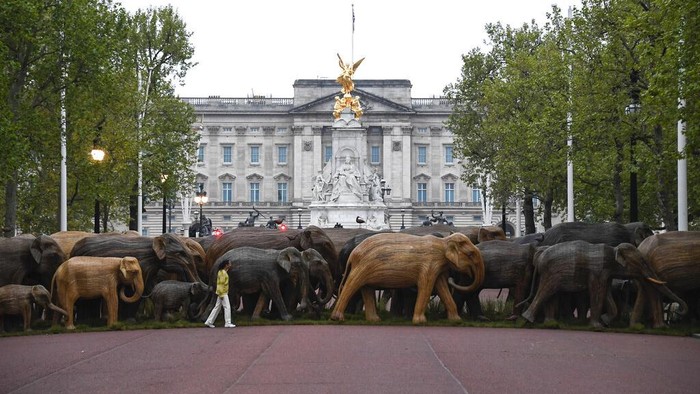 Patung gajah di depan Istana Buckingham  15 Mei 2021.  2021. (AP Photo/Alberto Pezzali)