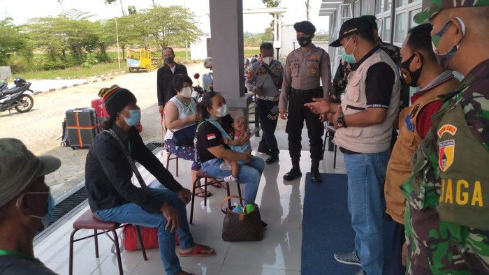 Pekerja Migran Indonesia (PMI) asal Lamongan yang sudah pulang dan sudah menjalani isolasi di Rusunawa Lamongan. Dari 190 PMI ini masih tersisa 23 PMI yang sudah menjalani isolasi di Rusunawa Lamongan.