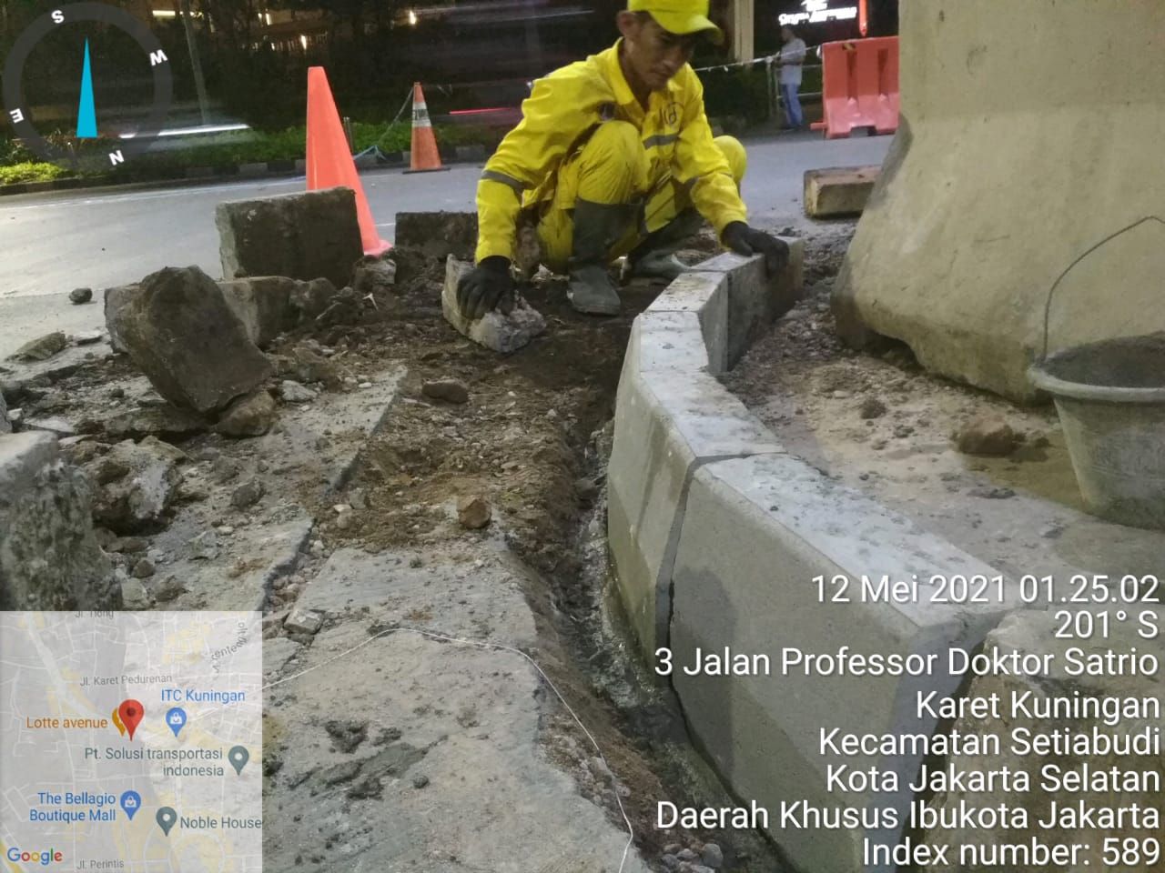 Pemasangan kanstin untuk menghalangi pemotor bandel menerobos trotoar dan taman area median Jl Prof Dr Satrio, Jaksel. 17 Mei 2021. (Dok Dinas Bina Marga DKI)