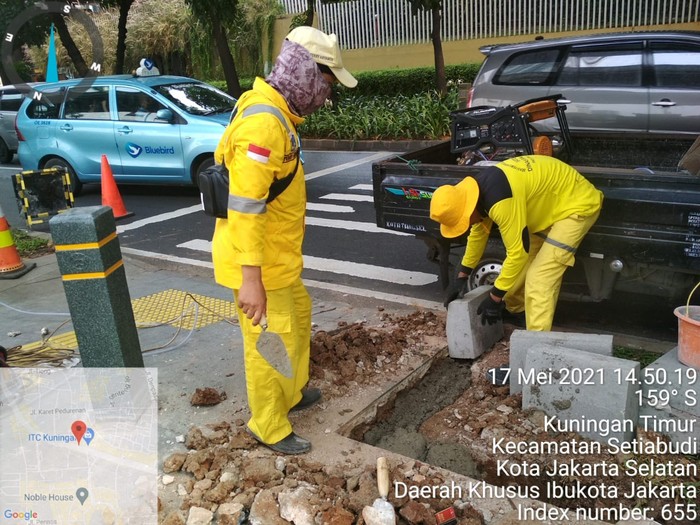 Pemasangan kanstin untuk menghalangi pemotor bandel menerobos trotoar dan taman area median Jl Prof Dr Satrio, Jaksel. 17 Mei 2021. (Dok Dinas Bina Marga DKI)