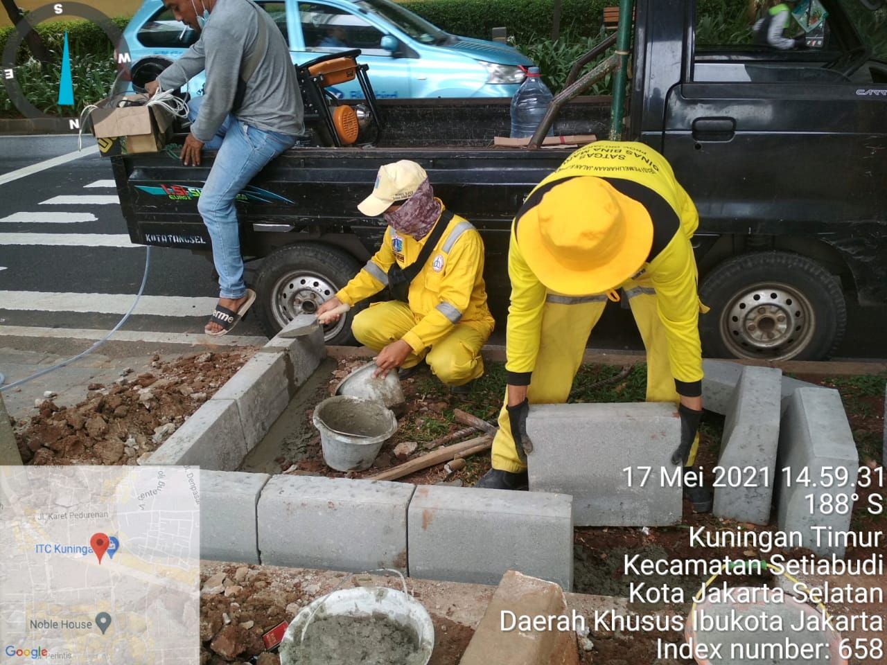 Pemasangan kanstin untuk menghalangi pemotor bandel menerobos trotoar dan taman area median Jl Prof Dr Satrio, Jaksel. 17 Mei 2021. (Dok Dinas Bina Marga DKI)