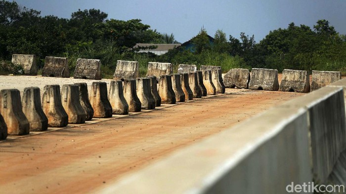 Pembangunan proyek tol Cimanggis-Cibitung di Desa Burangkeng Kecamatan Setu Kabupaten Bekasi, Jawa Barat, terhenti. Persoalan tanah jadi kendala proyek ini.