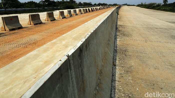 Pembangunan proyek tol Cimanggis-Cibitung di Desa Burangkeng Kecamatan Setu Kabupaten Bekasi, Jawa Barat, terhenti. Persoalan tanah jadi kendala proyek ini.