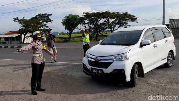Pemeriksaan kendaraan di Pos Kecipir, Brebes, Senin (17/5/2021).