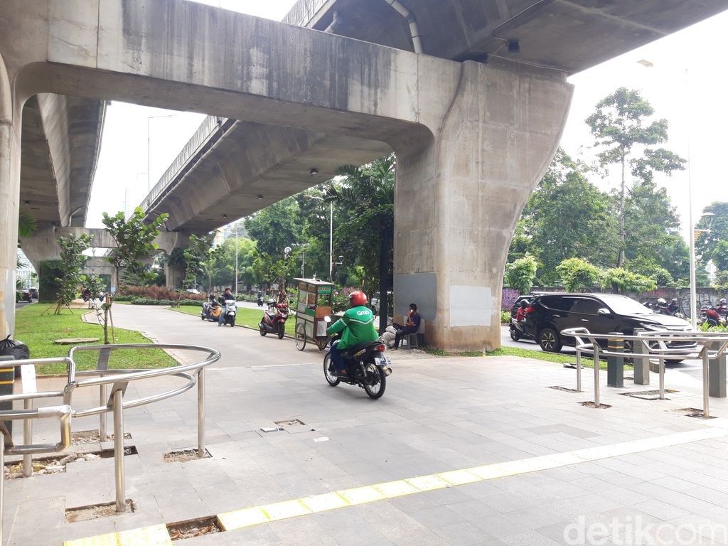 Pemotor menerobos trotoar median Jl Prof Dr Satrio, Kuningan, Jaksel. (Rakha Ariyanto Darmawan/detikcom)