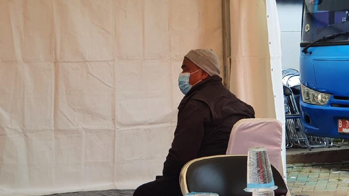Pemudik dari Kuningan Jabar yang hendak menuju Jaksel reaktif COVID-19 saat dites antigen di pos penyekatan Bekasi