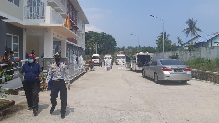 Pemudik reaktif COVID-19 diisolasi mandiri di Rusunawa Kalianda Lampung sebelum jalani swab test PCR (dok Polda Lampung)