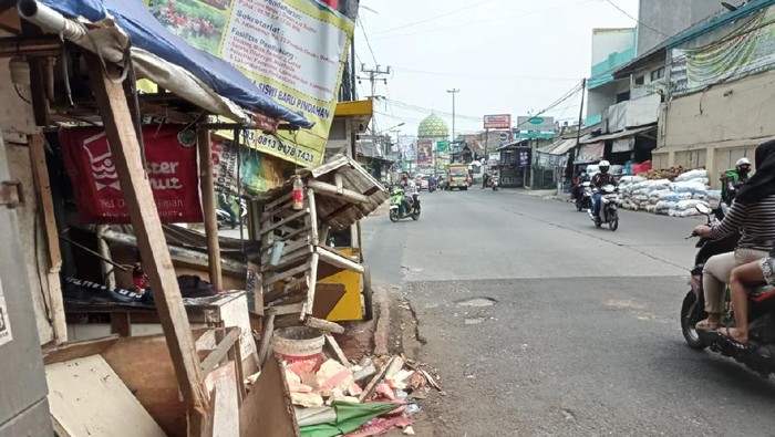 Penampakan warung yang ditabrak mobil Toyota Camry di Pondok Gede, Bekasi