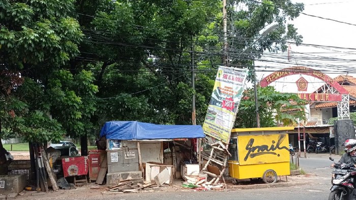 Penampakan warung yang ditabrak mobil Toyota Camry di Pondok Gede, Bekasi