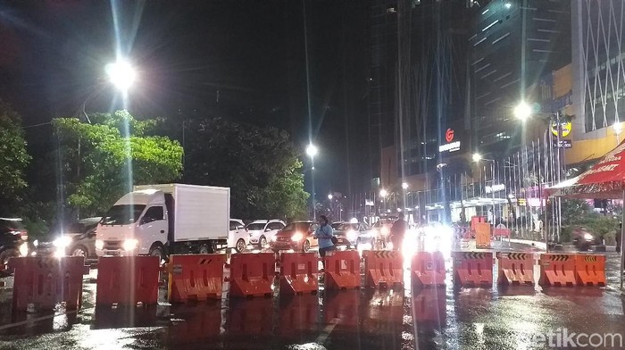 penyekatan di bundaran waru