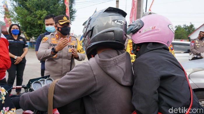 Petugas gabungan menghalau puluhan kendaraan pemudik yang akan kembali ke Mojokerto, Sidoarjo, Surabaya dan Malang. Penyekatan arus balik Lebaran kali ini diwarnai tingkah konyol sejumlah pemudik.