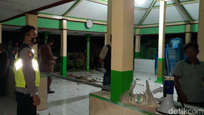 Perusakan Balai Desa Ngimbang