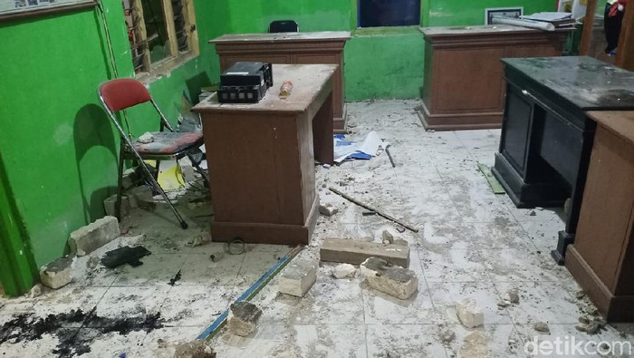Perusakan Balai Desa Ngimbang