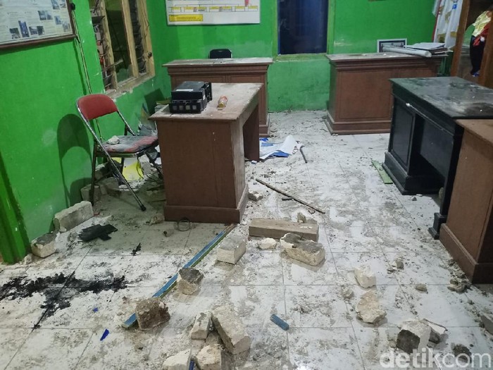 Perusakan Balai Desa Ngimbang