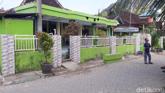 Perusakan Balai Desa Ngimbang