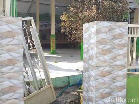 Perusakan Balai Desa Ngimbang