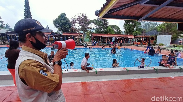 Petugas mengingatkan pengunjung di objek wisata Ciwidey untuk mematuhi protokol kesehatan
