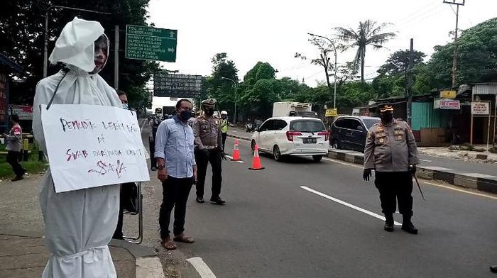 Pocong-pocongan ikut ingatkan pemudik yang kembali ke Tangsel untuk diswab tes