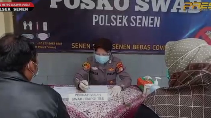 Polsek Senen swab pemudik yang kembali ke Jakarta (dok. Polsek Senen)