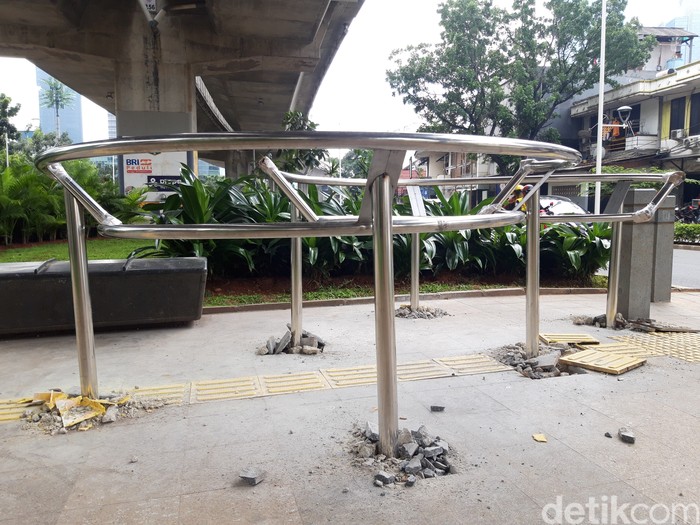 Portal S terpasang 12 unit di sepanjang trotoar median Jl Prof Dr Satrio. (Rakha Ariyanto Darmawan/detikcom)