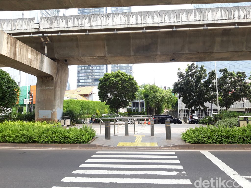 Portal S terpasang 12 unit di sepanjang trotoar median Jl Prof Dr Satrio. (Rakha Ariyanto Darmawan/detikcom)