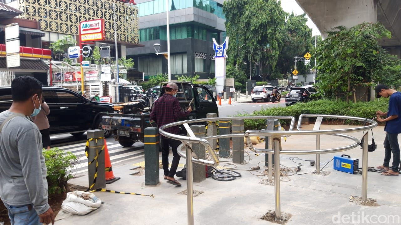 Portal S terpasang 12 unit di sepanjang trotoar median Jl Prof Dr Satrio. (Rakha Ariyanto Darmawan/detikcom)