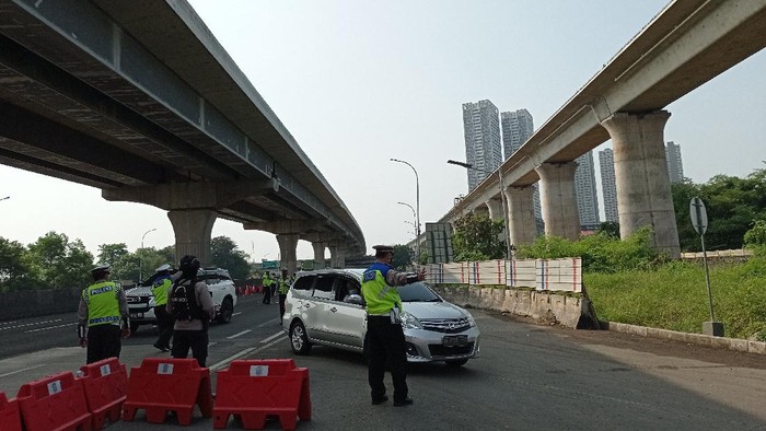 Pos pemeriksaan pemudik balik ke Jakarta di Tol Japek