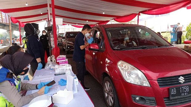 Pos pemeriksaan pemudik balik ke Jakarta di Tol Japek Pos pemeriksaan pemudik balik ke Jakarta di Tol Japek
