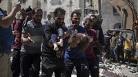 Warga mengevakuasi anak-anak yang menjadi korban serangan Israel.