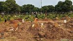 Potret Ziarah Kubur di Makam Korban COVID-19
