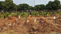 Mereka datang untuk mendoakan anggota keluarga maupun kerabat mereka yang lebih dahulu tutup usia.  