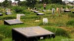 Potret Ziarah Kubur di Makam Korban COVID-19