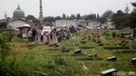 Potret Ziarah Kubur di Makam Korban COVID-19