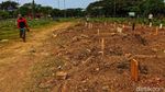 Potret Ziarah Kubur di Makam Korban COVID-19