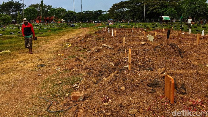 Sejumlah warga datang untuk berziarah di area makam korban COVID-19 di TPU Tegal Alur, Jakarta. Berikut penampakannya.