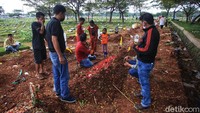 Sejumlah warga berziarah ke makam anggota keluarga di makam korban COVID-19 yang berada di TPU Tegal Alur, Jakarta, Senin (17/5/2021).  