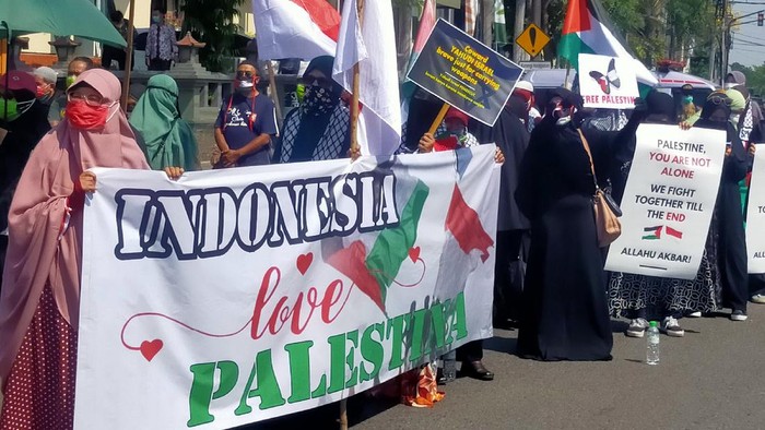 Ratusan Umat Islam Menggelar Aksi Bela Palestina di DPRD Jawa Timur