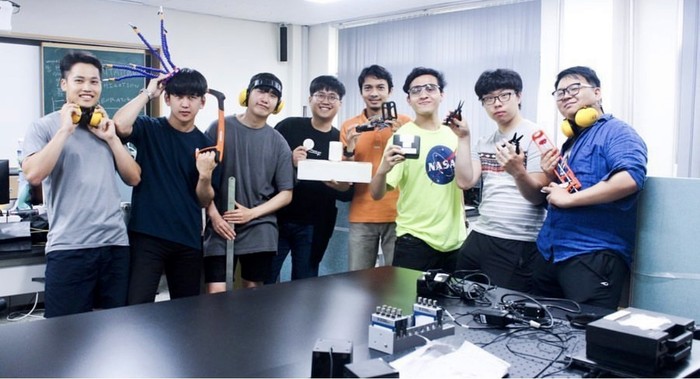 Rayhan Hanif Usamah (ketiga dari ka) bersama-sama dengan kawan kuliahnya di kampus Kunsan National University, Korea Selatan (dok. pri)