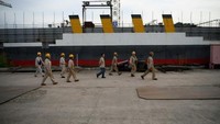 Kapal replika ini dibalut dengan 23.000 ton baja. (AFP)